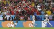 Hráči Chile se před svými fanoušky z druhého gólu do sítě Španělů