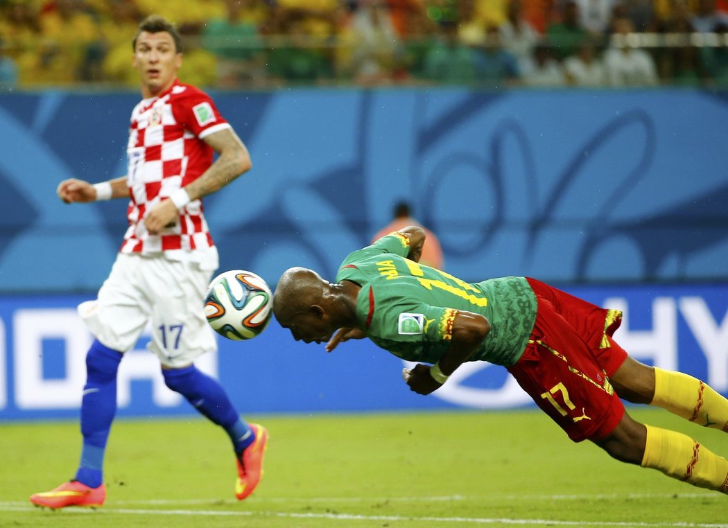 Záložník Kamerunu Mbia hlavičkuje, gól z toho ale nebyl