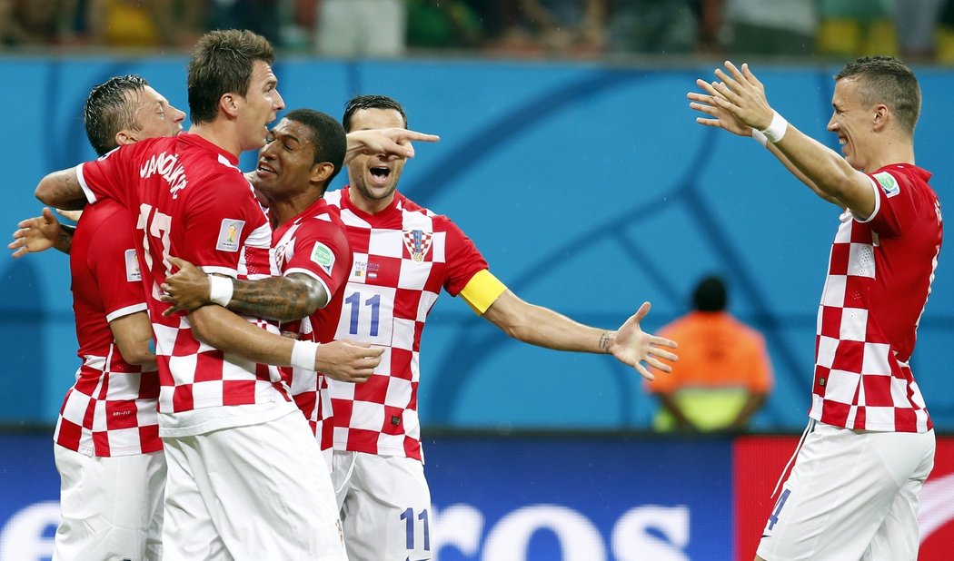 Hráči Chorvatska se radují po vedoucím gólu do sítě Kamerunu, který po pěkné akci vstřelil útočník Ivica Olič