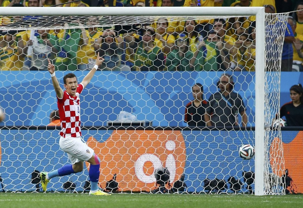 Záložník Chorvatska Ivan Perišić se raduje po úvodním gólu svého týmu, který si vstřelil sám Brazilec Marcelo