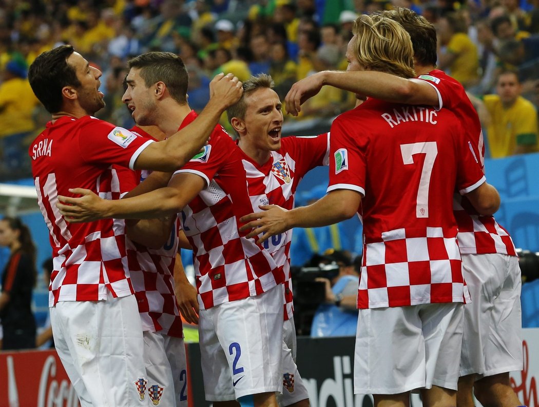 Hráči Chorvatska se radují po vedoucí trefě do sítě Brazílie. Po Olićově centru si vstřelil vlastní gól obránce Marcelo
