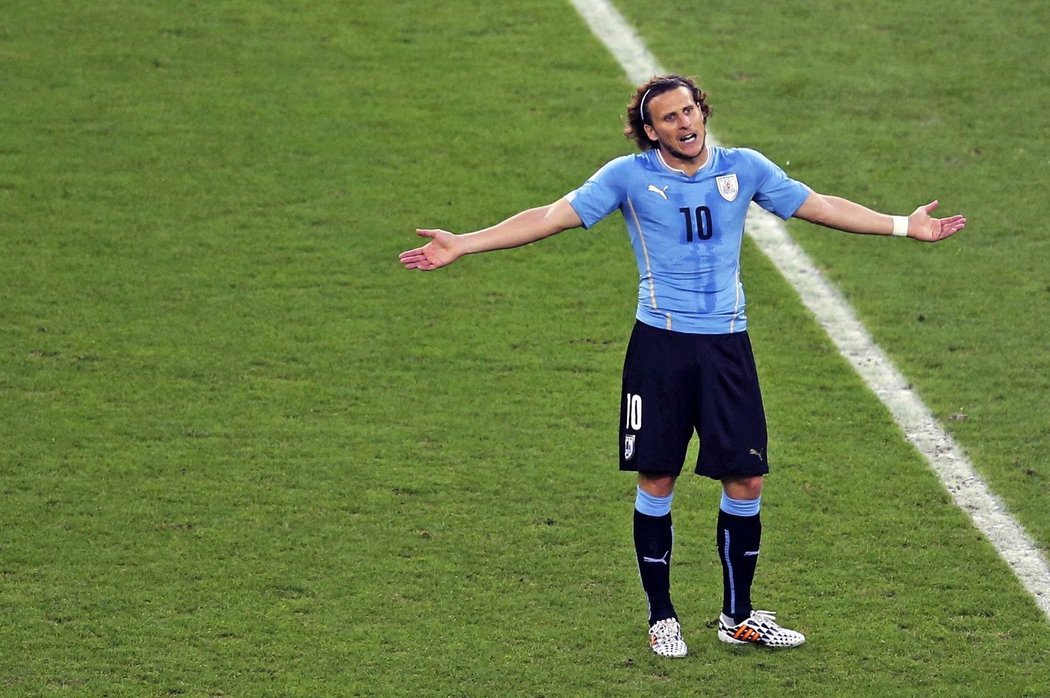 Diego Forlán, útočník Uruguay, 35 let. Nejlepší hráč MS 2010 už evidentně ztratil drajv a šťávu.