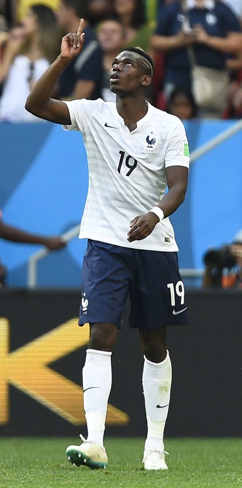 Byla jasným favoritem, přesto rozhodla až góly v závěru zápasu. Francie v osmifinále MS proti Nigérii nezářila, nakonec ale díky zásahu Pogby a vlastního gólu Yoba těžký duel zvládla, vyhrála 2:0 a postupuje do čtvrtfinále.