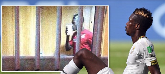 Obránce Ghany John Boye byl nejdříve vyfocen, jak líbá prémie za účast na turnaji. Poté potopil svůj tým hloupým vlastním gólem