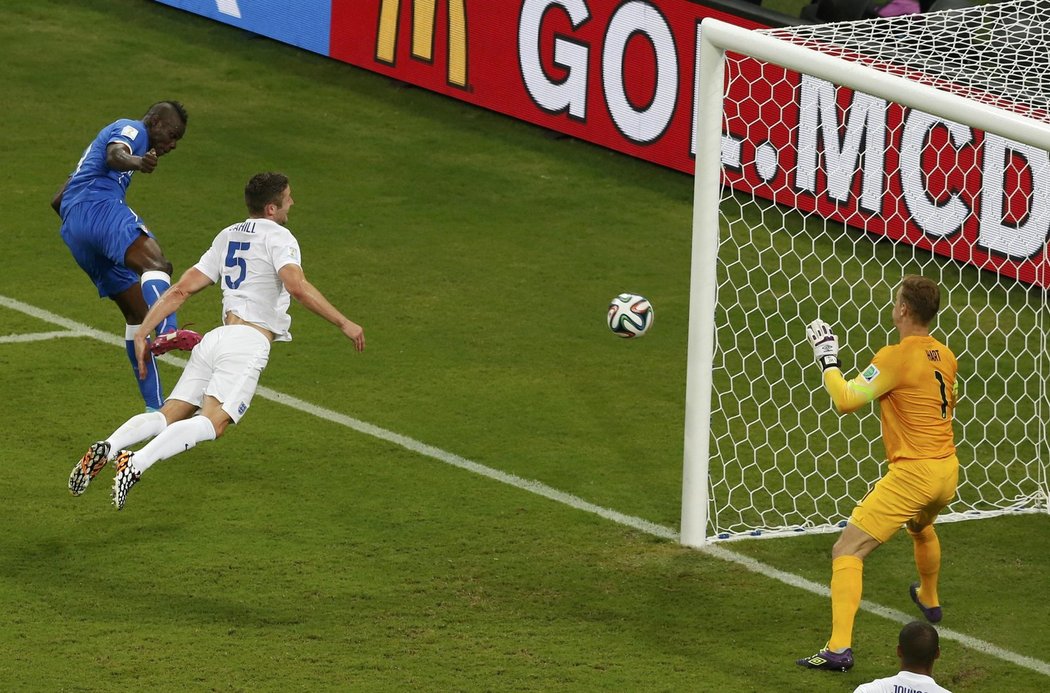 Útočník Itálie Mario Balotelli se prosadil před obránce Cahilla a vstřelil rozhodující gól svého týmu
