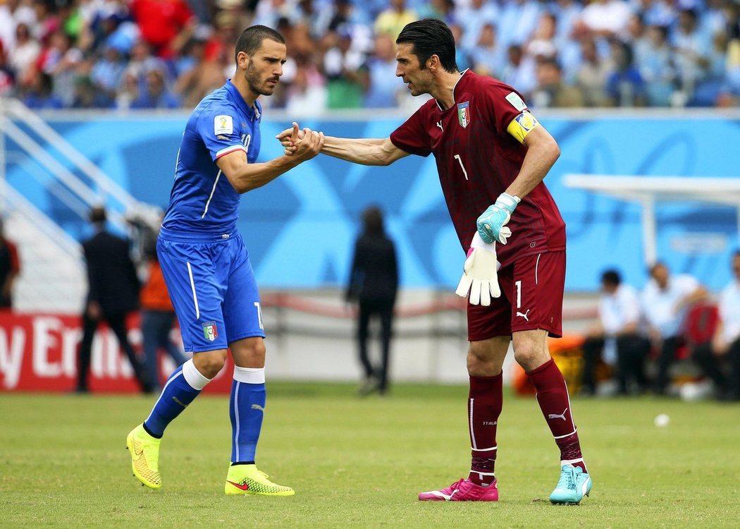 Brankář Itálie Gianluigi Buffon si podává ruku se spoluhráčem obráncem Leonardem Bonuccim