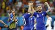 Hráči Itálie Daniele De Rossi a Andrea Pirlo slaví vítězství 2:1 nad Anglií
