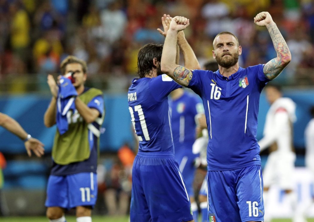 Hráči Itálie Daniele De Rossi a Andrea Pirlo slaví vítězství 2:1 nad Anglií
