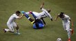 Útočník Itálie Mario Balotelli skončil po ataku od protihráčů na zemi