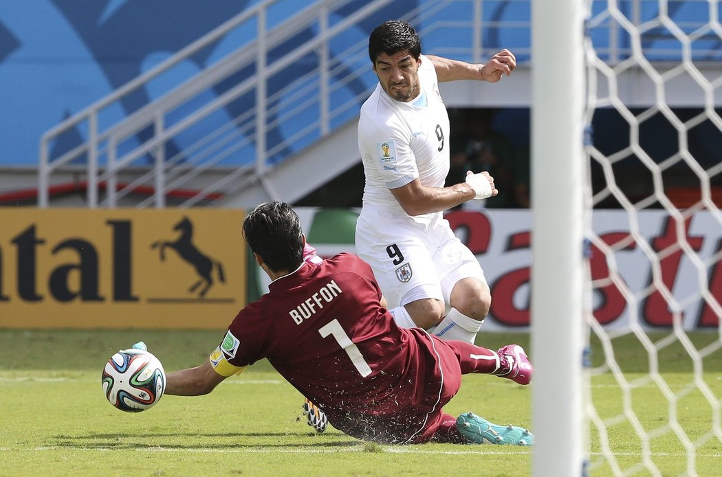 V největší šanci prvního poločasu vychytal útočníka Uruguaye Luise Suáreze brankář Itálie Gianluigi Buffon