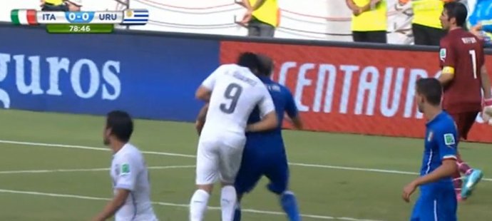 Útočník Uruguaye Luis Suárez se právě zakousl do ramene obránce Chielliniho