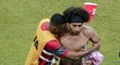 Obránce Kamerunu Benouit Assou-Ekotta musel po zápase uklidňovat i kapitán týmu Samuel Eto´o