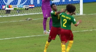 Hlavička a málem rvačka! Hráči Kamerunu se do sebe pustili na hřišti