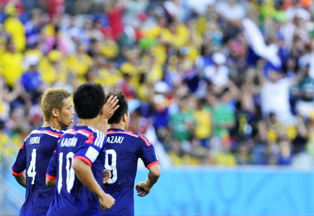 Hráči Japonska se radují po vyrovnávacím gólu do sítě Kolumbie