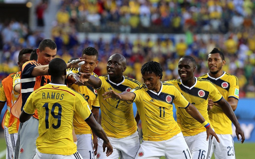 Hráči Kolumbie slaví vedoucí gól proti Japonsku