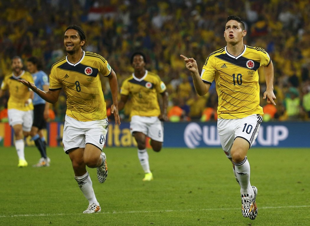 Hráči Kolumbie se radují po gólu do sítě Uruguaye v osmifinále mistrovství světa