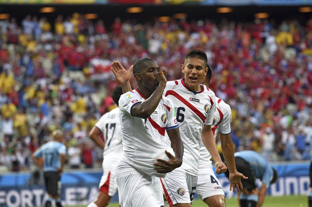 Hráči Kostariky se radují po gólu do sítě Uruguaye