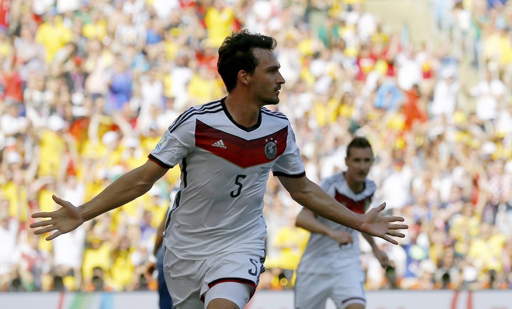 Obránce Německa Mats Hummels slaví gól proti Francii