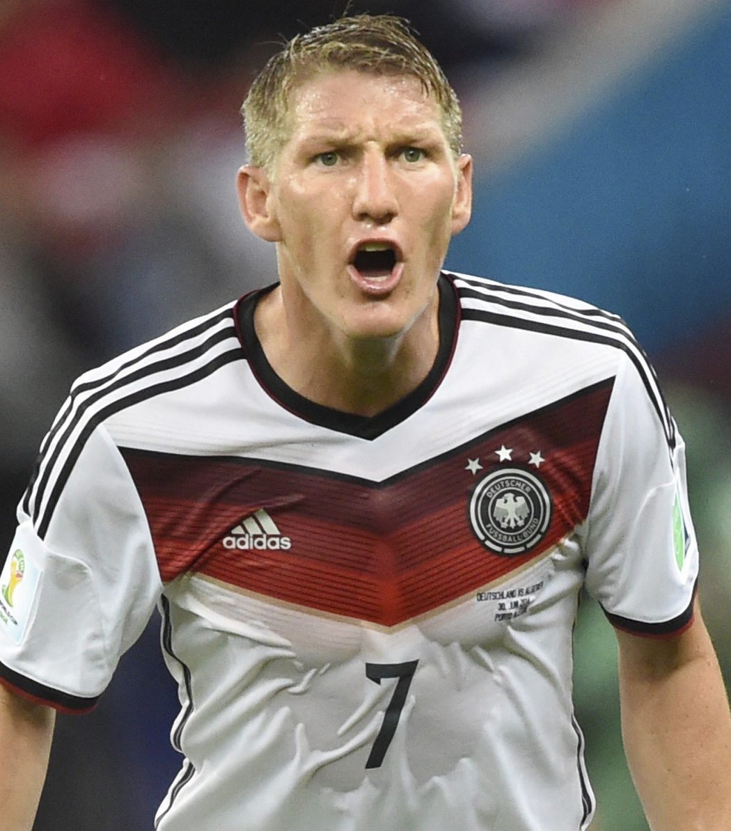 Záložník Německa Bastian Schweinsteiger nebyl s výkonem svého týmu v prvním poločase zápasu proti Alžírsku vůbec spokojený
