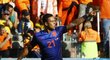 Nizozemský obránce Depay, který do zápasu zasáhl kvůli zranění Indiho, se raduje po vstřeleném gólu