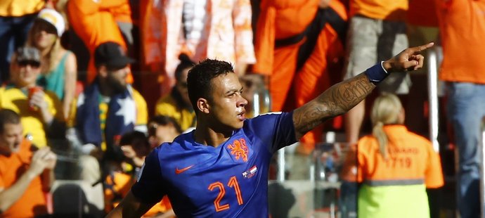 Nizozemský obránce Depay, který do zápasu zasáhl kvůli zranění Indiho, se raduje po vstřeleném gólu