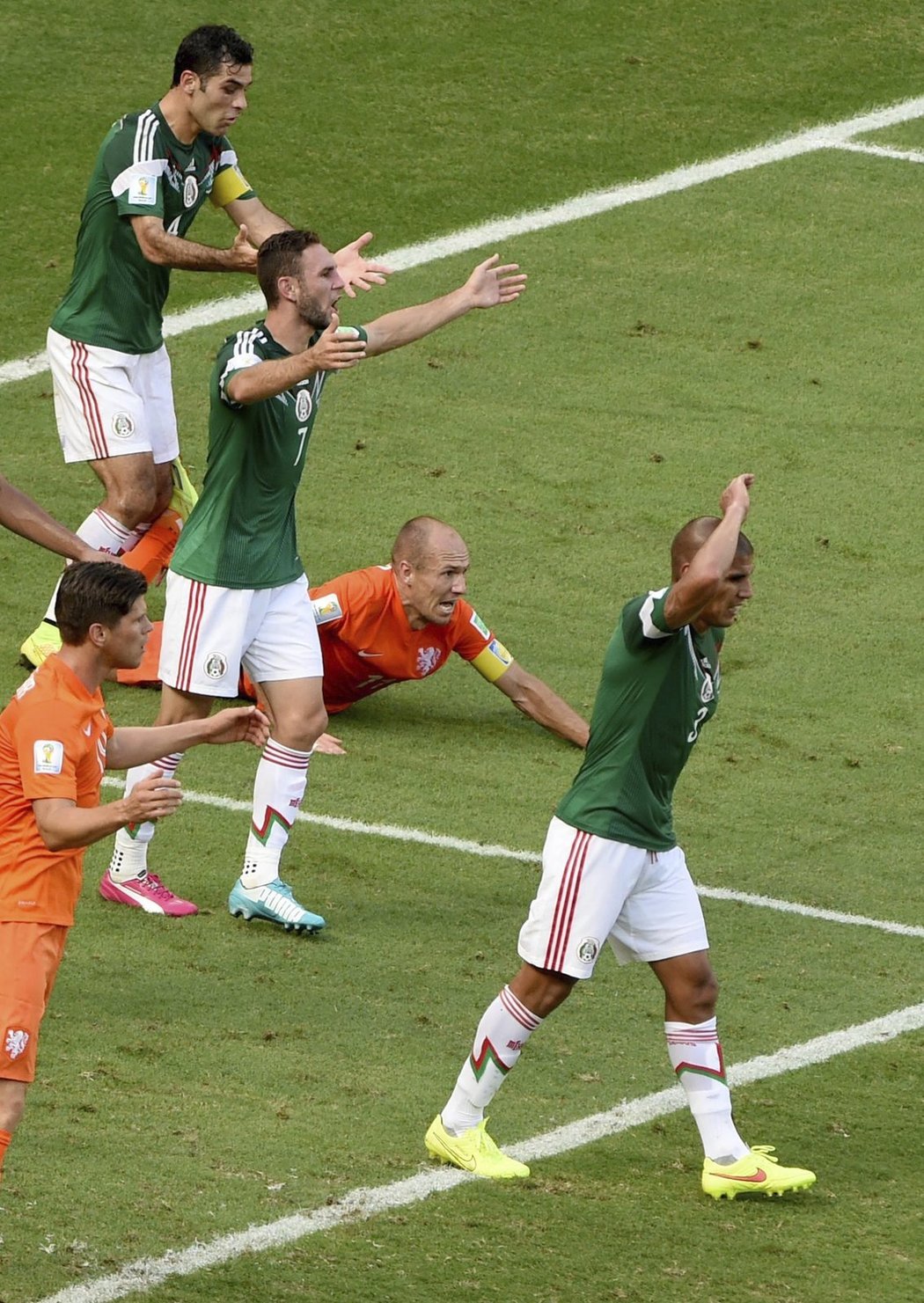 Mexičané se bouřili, rozhodčí přesto posudil zákrok na Robbena jako penaltový