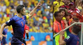 To je FRAJER! Van Persie dal kapitánskou pásku věrnému fanouškovi