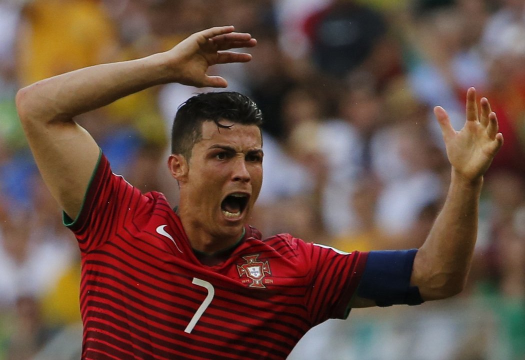 Útočník Portugalska Cristiano Ronaldo a jeho zlostná reakce poté, co rozhodčí neodpískal penaltu pro jeho tým