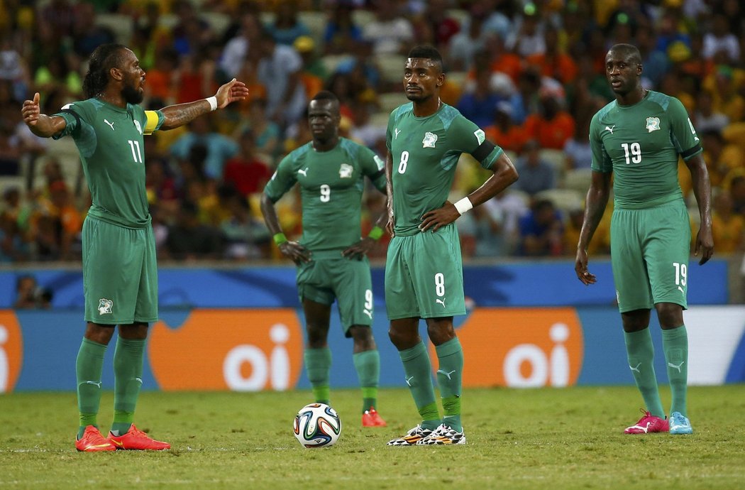 Hráči Pobřeží Slonoviny zklamaně rozehrávají míč po inkasované brance od Řecka