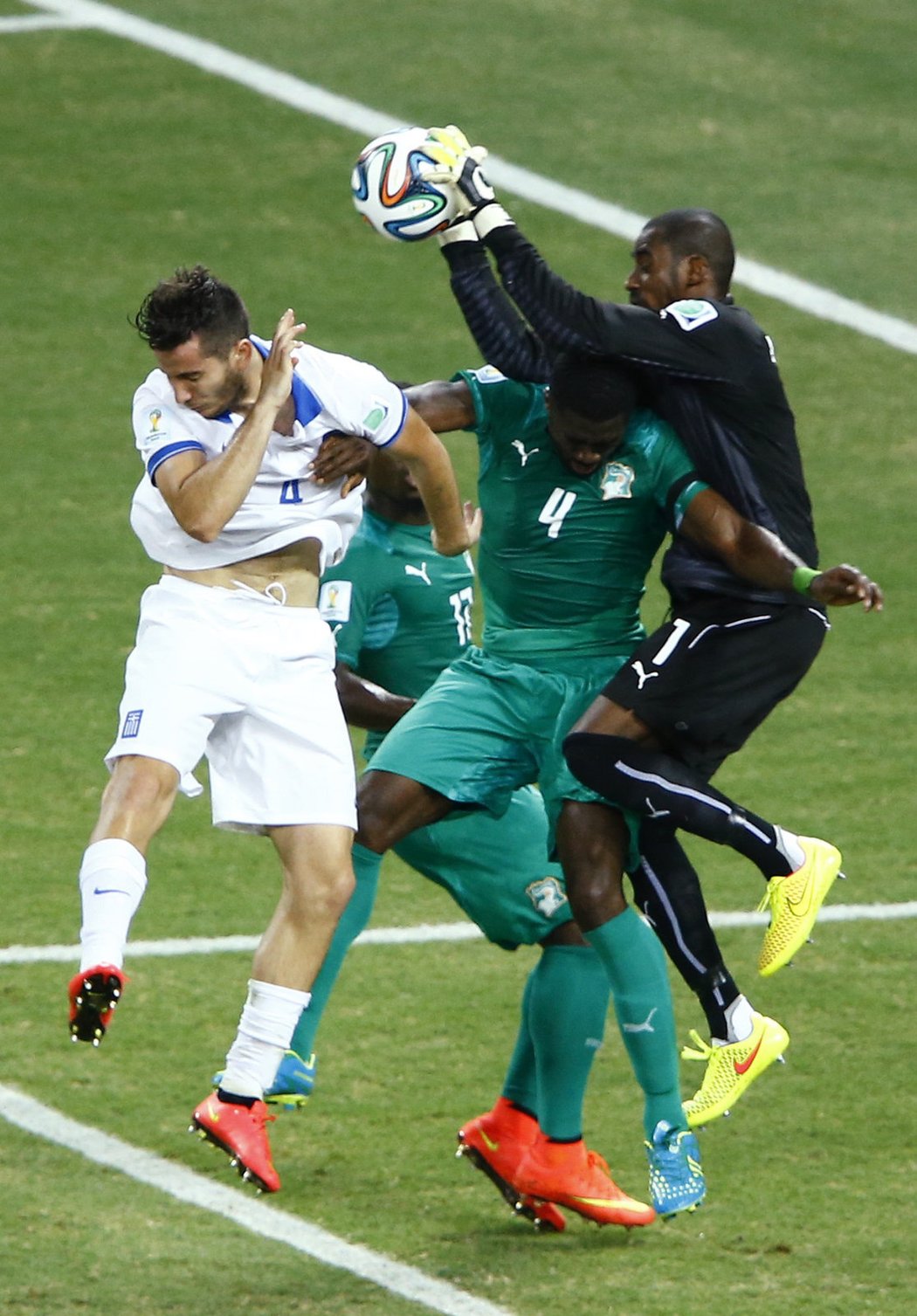 V zápase mezi Pobřeží Slonoviny a Řeckem si hráči obou týmů nic nedarovali