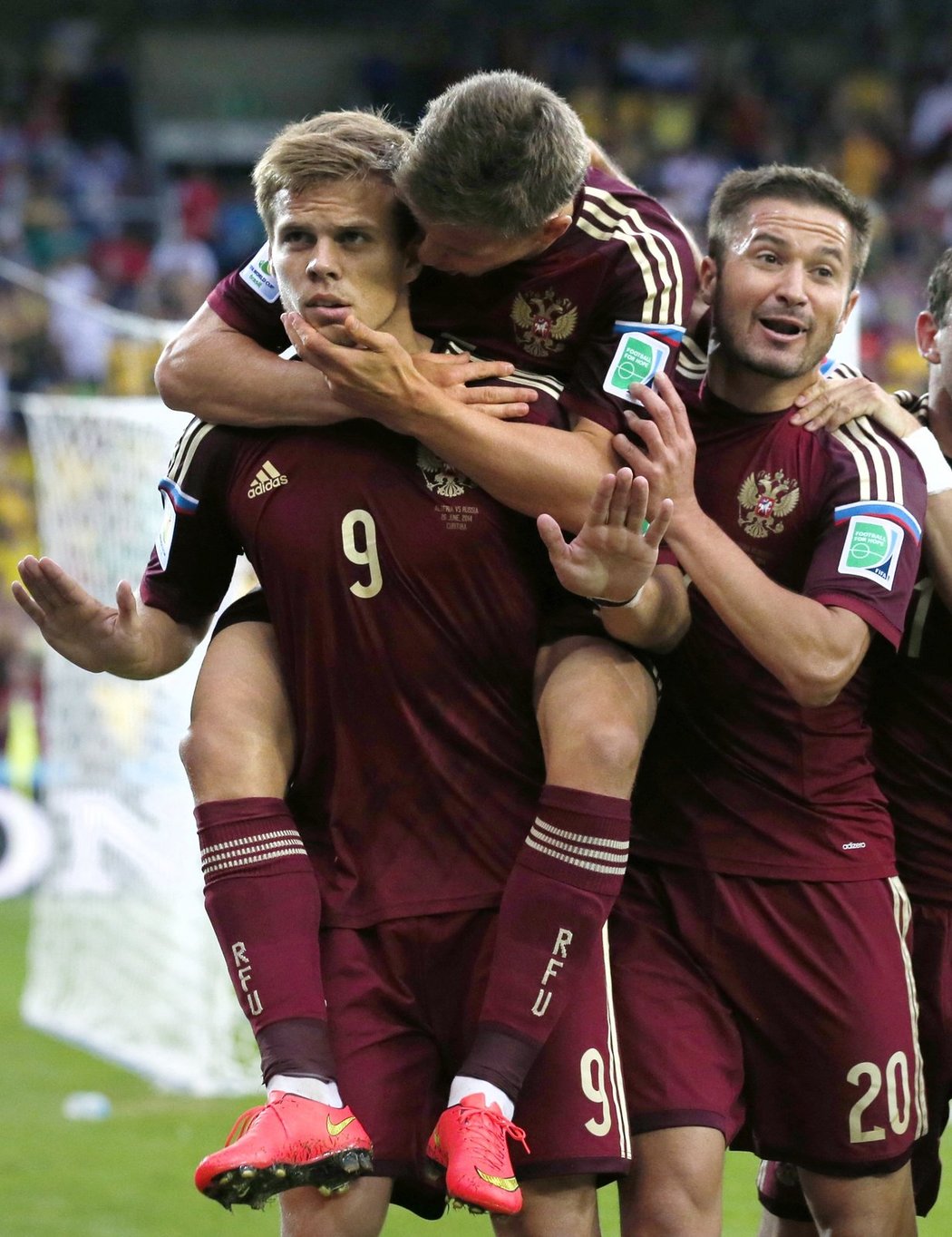 Hráči Ruska se radují po vedoucí trefě do sítě Jižní Koreji