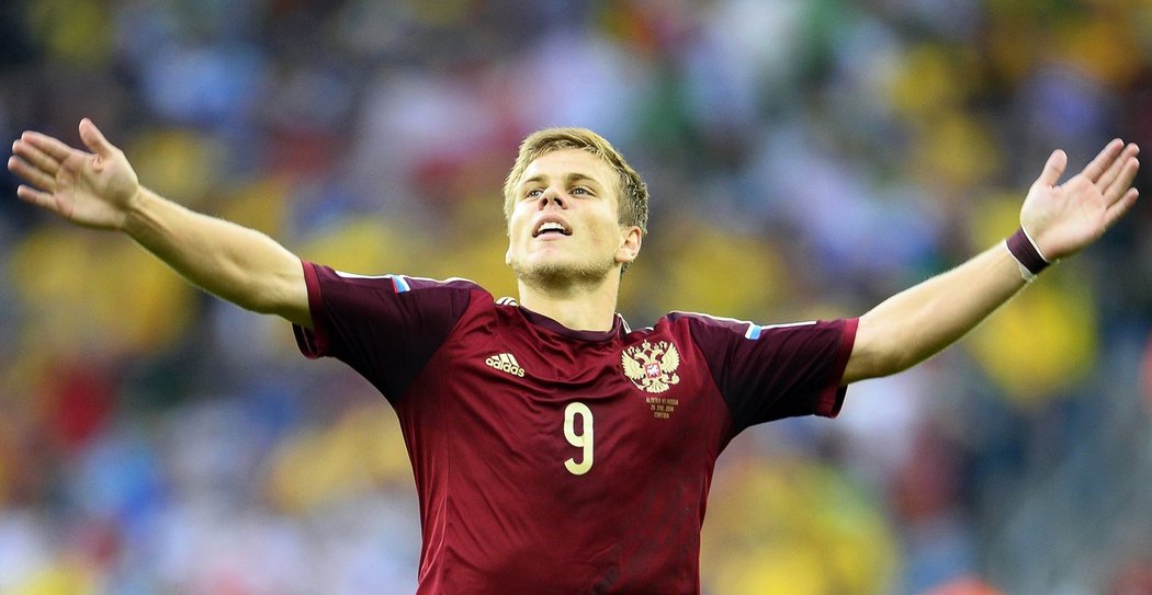 Záložník Ruska Aleksander Kokorin se raduje po gólu proti Jižní Koreji
