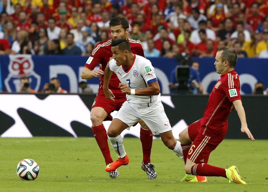 Útočník Chile Alexis Sánchéz uniká svým strážcům