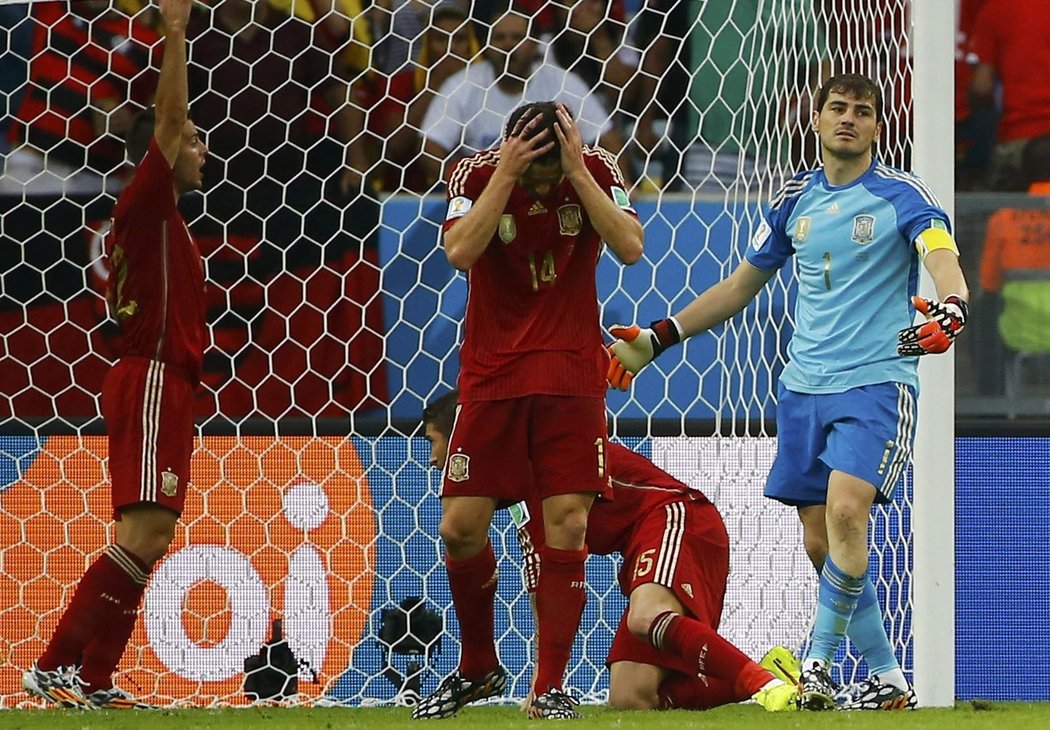 Reakce hráčů Španělska po inkasované brance, která je přiblížila šokujícímu vyřazení
