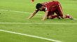 Útočník Španělska Diego Costa na kolenou jako by symbolizoval celý tým