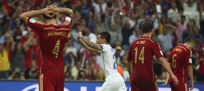Hráči Španělska nevěří svým očím - v klíčovém zápase s Chile prohrávají už 0:2