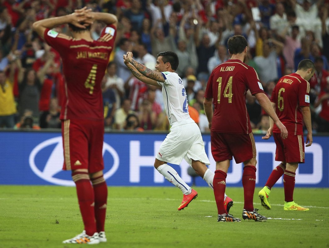 Hráči Španělska nevěří svým očím - v klíčovém zápase s Chile prohrávají už 0:2