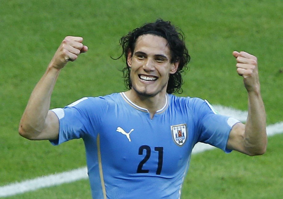 Kanonýr PSG Édison Cavani se raduje po proměněné penaltě