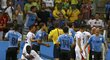 Hráči Uruguaye v zápase s Kostarikou neudrželi nervy na uzdě a v závěru se pustili do velké šarvátky se soupeřem