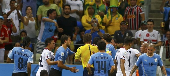 Hráči Uruguaye v zápase s Kostarikou neudrželi nervy na uzdě a v závěru se pustili do velké šarvátky se soupeřem