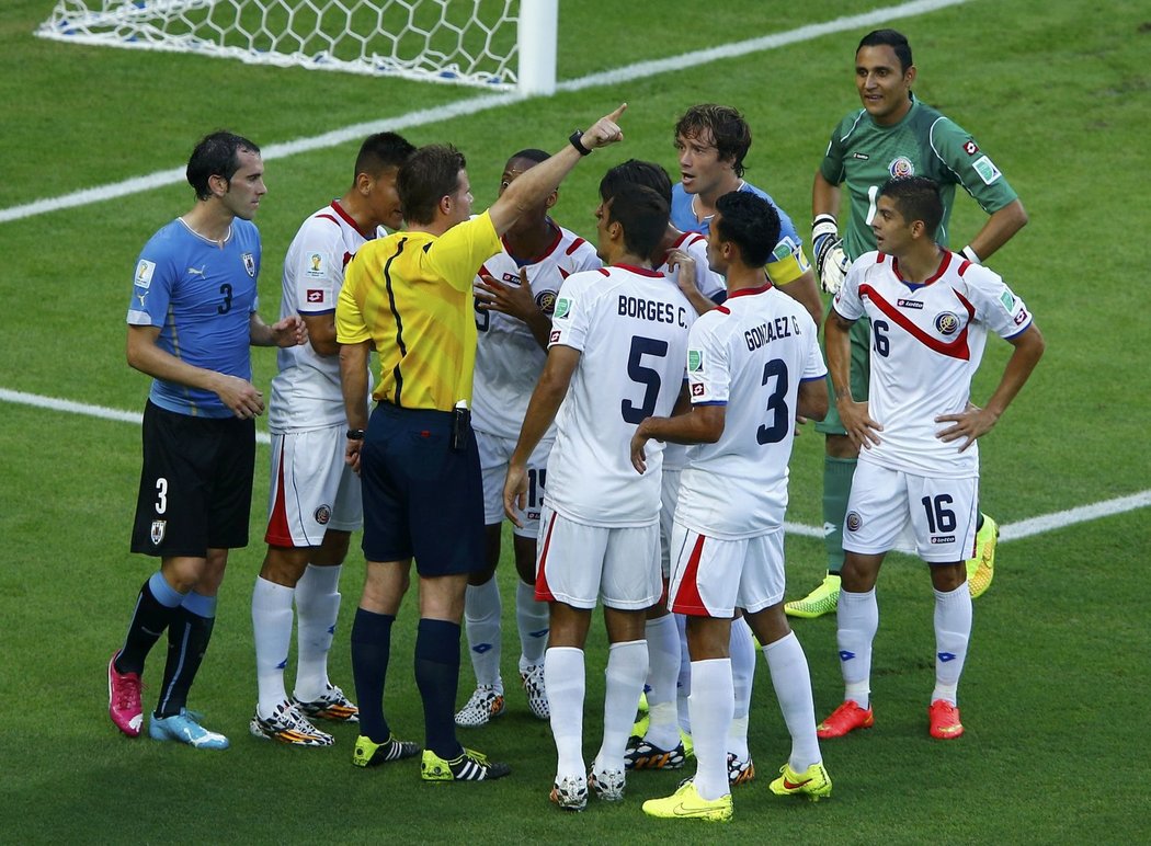 Hráči Kostariky vehementně protestovali proti odpískané penaltě. Opakované záběry však výrok rozhodčího potvrdily