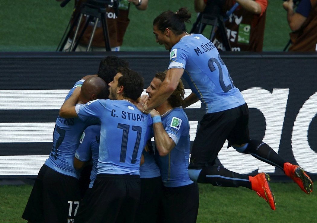 Hráči Uruguaye se radují po vedoucím gólu do sítě Kostariky