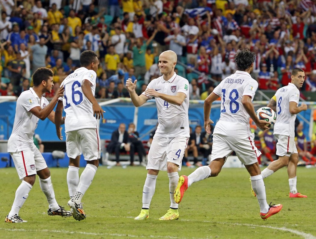 Hráči USA se radují po gólu do sítě Belgie, vyrovnat už ale nedokázali