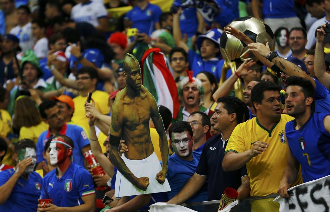 Fanoušci Itálie nezapomněli na již slavnou pózu útočníka Maria Balotelli z mistrovství Evropy 2012