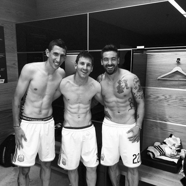 2014. Argentinské hvězdy Messi, Di María a Lavezzi se o svou radost z postupu do čtvrtfinále MS podělili s fanoušky