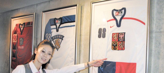 DRES na stěně, na který ukazuje průvodkyně Ayako, a jedna malá fotka zastrčená mezi rozkročeného lyžařského akrobata, to jsou jediné připomínky českého hokejového triumfu v naganském olympijském muzeu