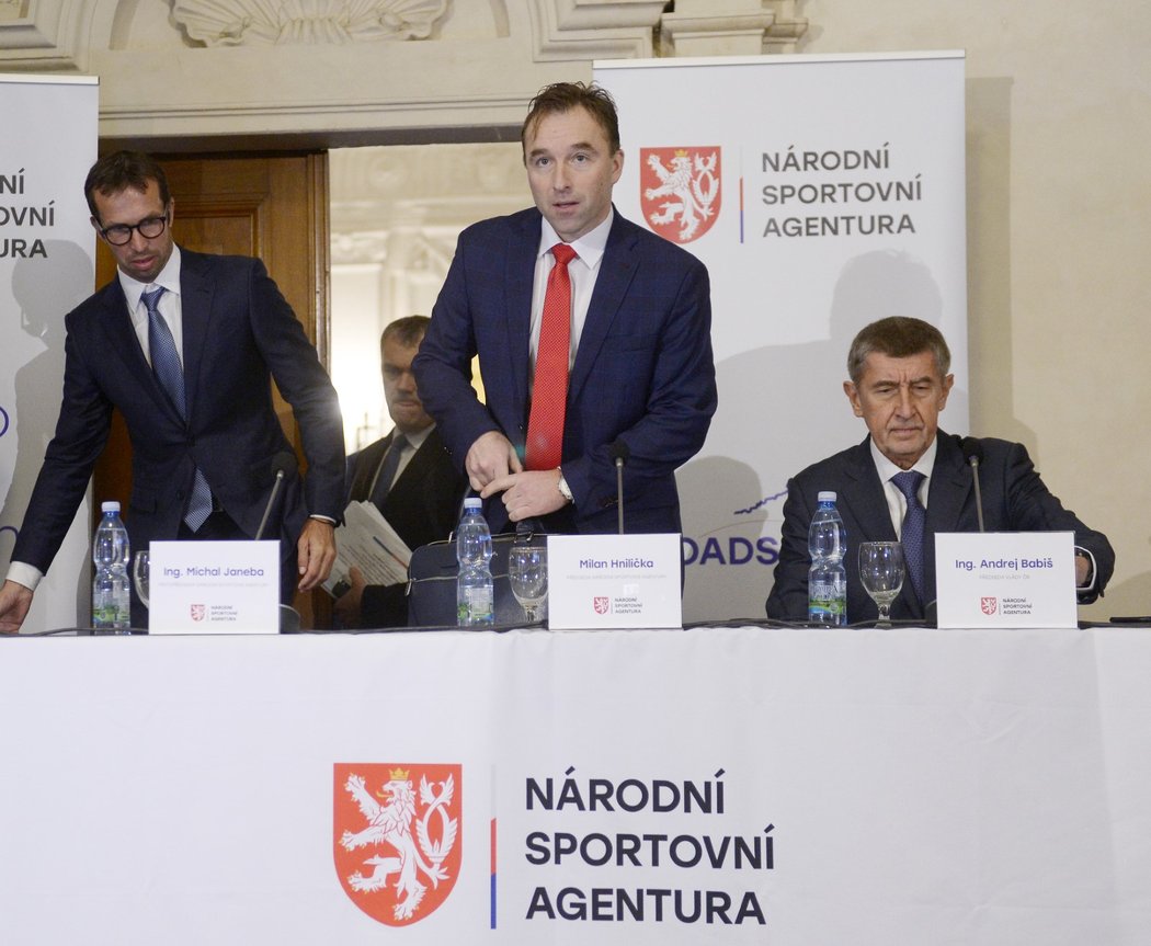 Šéf Národní sportovní agentury Milan Hnilička na tiskové konferenci s bývalým úspěšným tenistou Radkem Štěpánkem (vlevo) a předsedou vlády Andrejem Babišem