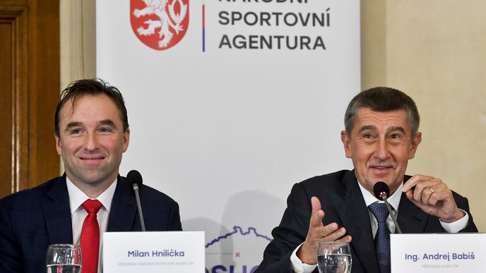 Bývalý šéf Národní sportovní agentury Milan Hnilička s premiérem Andrejem Babišem na tiskové konferenci