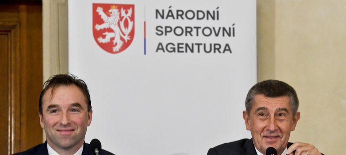 Šéf Národní sportovní agentury Milan Hnilička s premiérem Andrejem Babišem na tiskové konferenci
