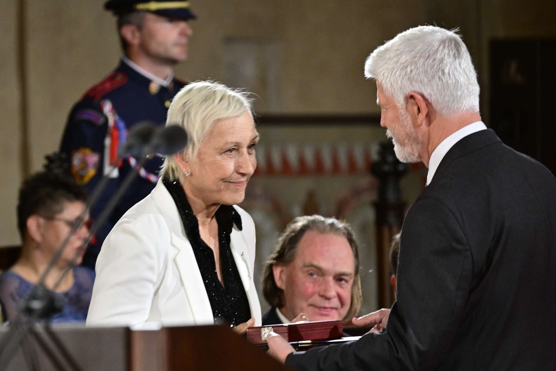 Petr Pavel vyznamenal tenistku Martinu Navrátilovou Petr Pavel vyznamenal tenistku Martinu Navrátilovou